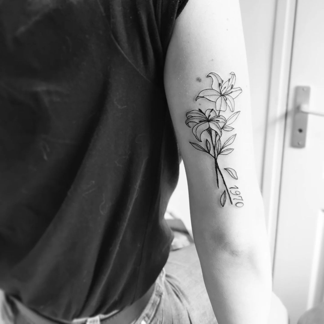 Tatuaje de la flor del lirio en el brazo Tinta negra