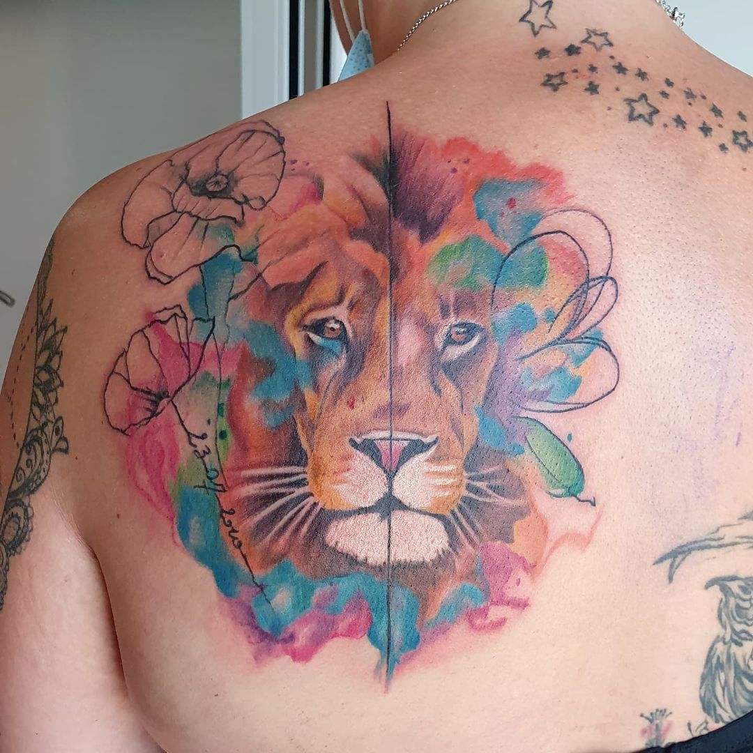 León de espalda con colorido de su cara