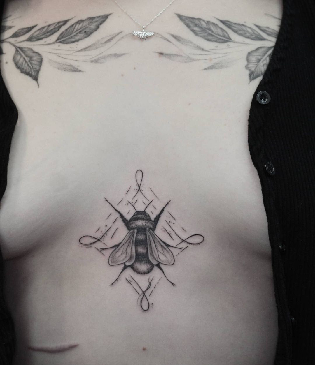 Bienen-Tattoo auf der Brust