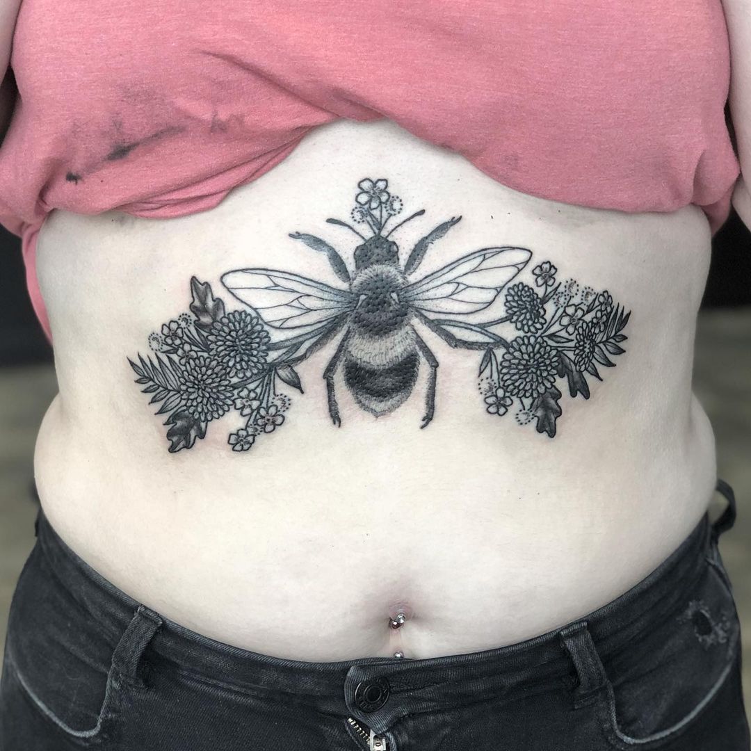 Tatuaje de abeja en el pecho