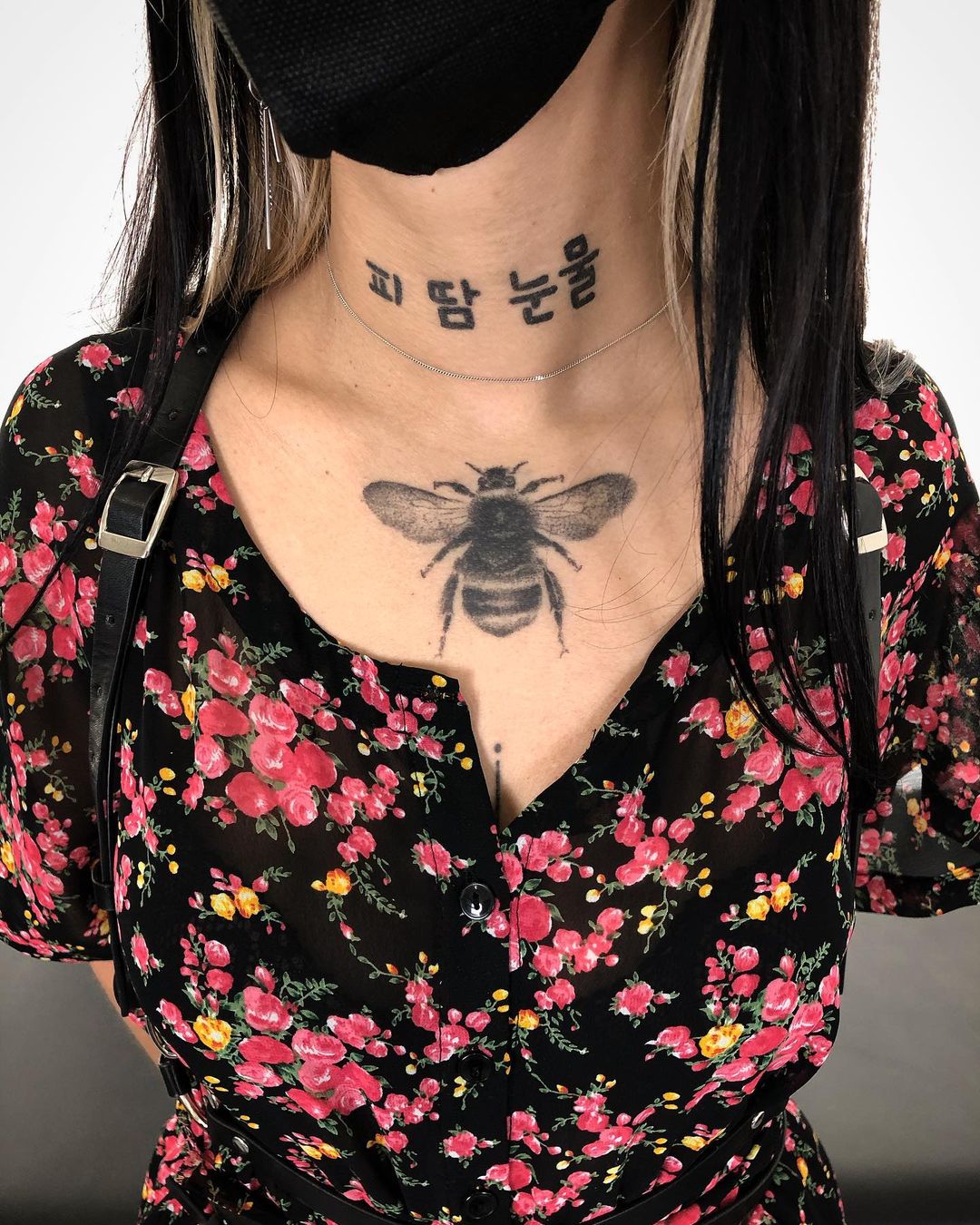 Tatuaje de abeja en el pecho