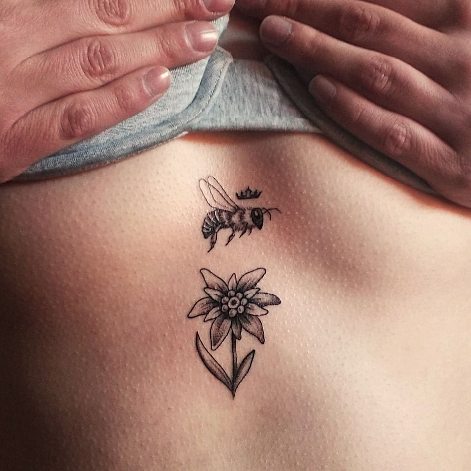 Bienen-Tattoo auf der Brust