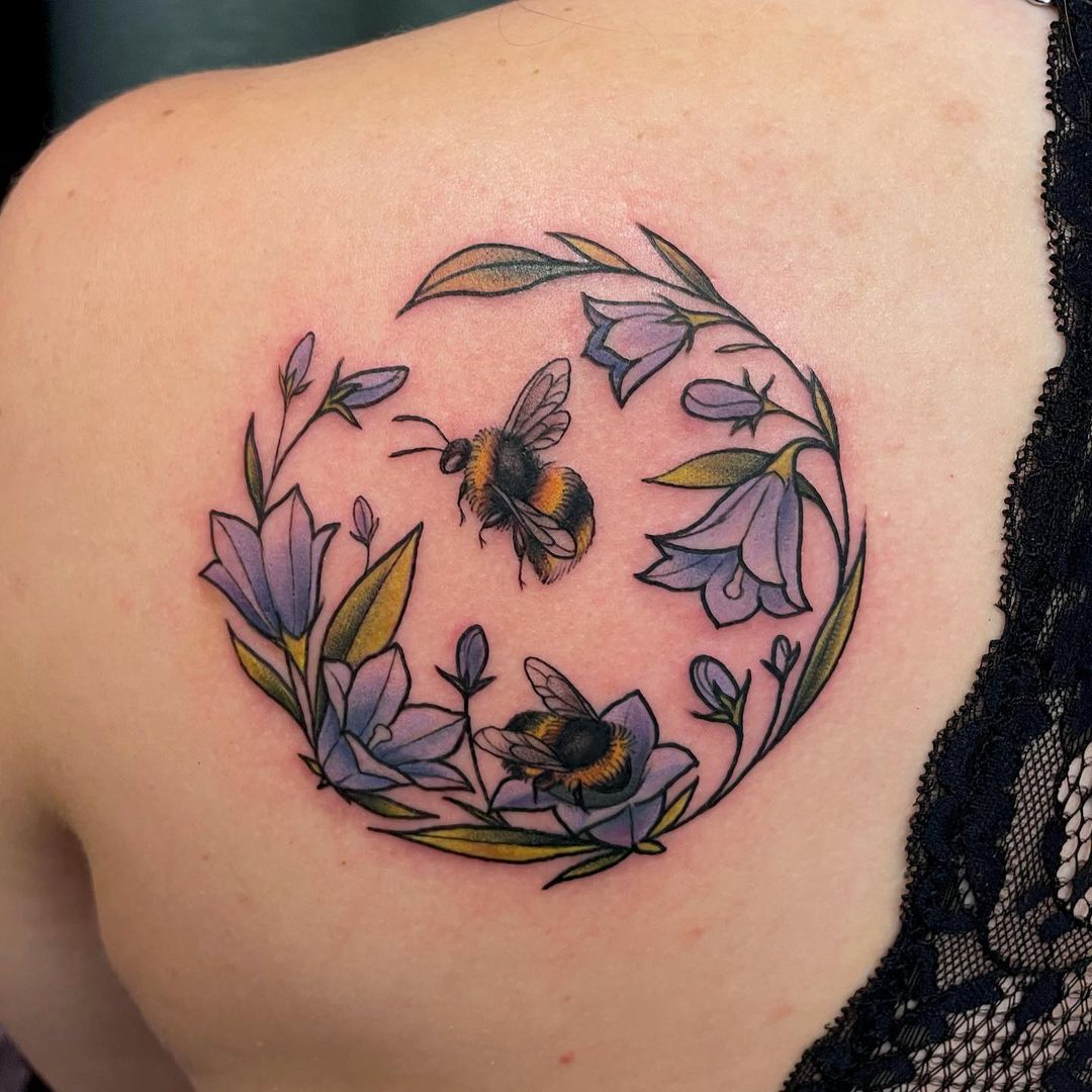 Tatuaje de abejas y flores