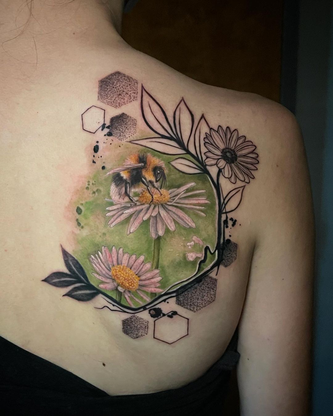 Tatuaje de abejas y flores