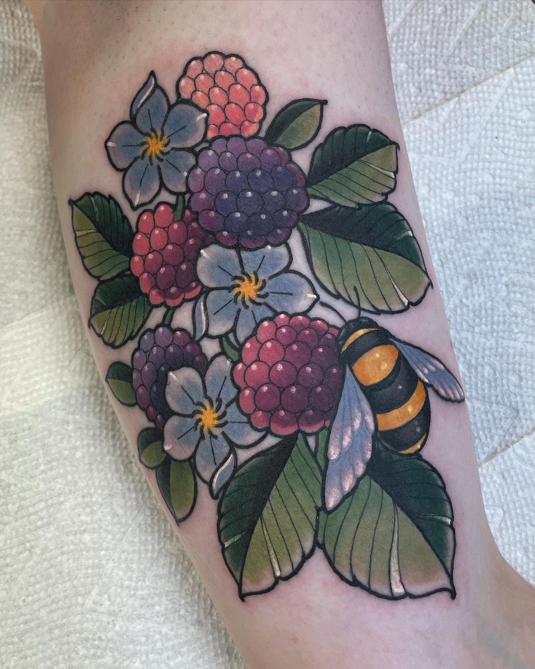 Tatuaje de abejas y frutas