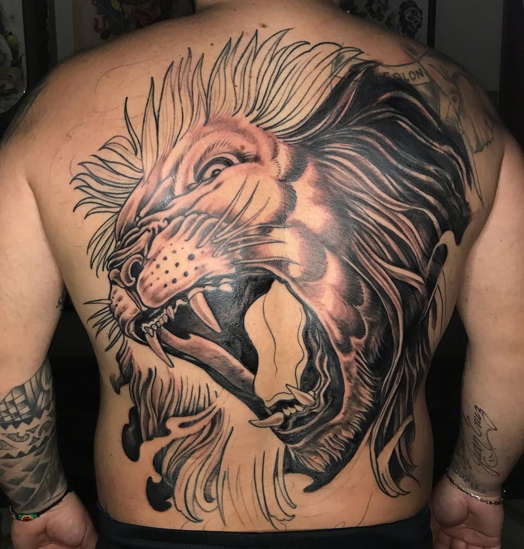 Tatuaje de un gran león en la espalda