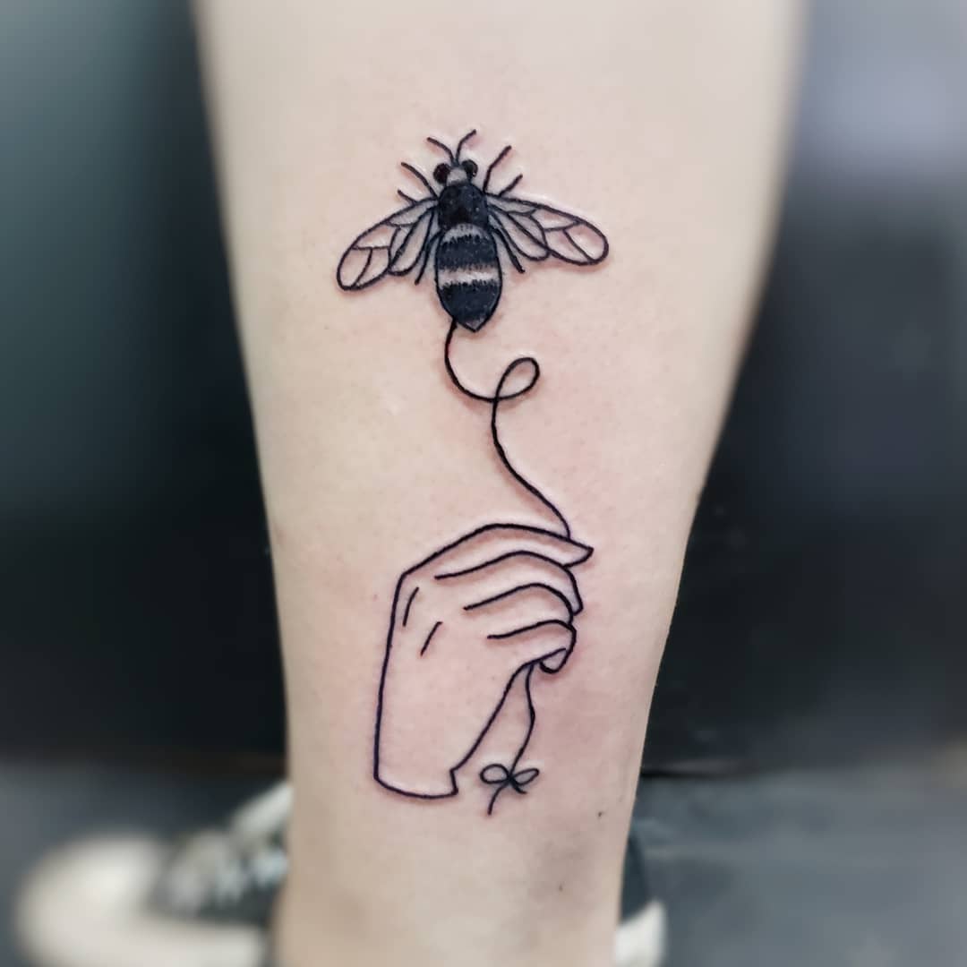 Tatuaje de abeja negra