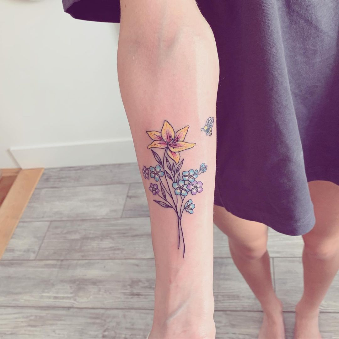 Tatuaje de una flor de lirio en el antebrazo