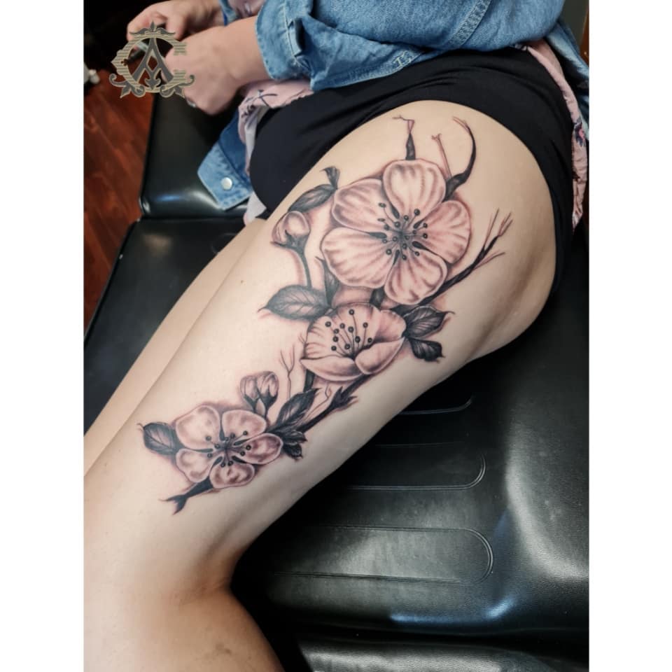 Riesige Lilie Tattoo auf Oberschenkel