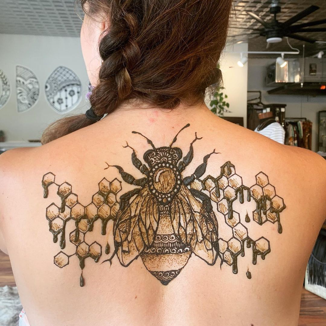 Enorme tatuaje de abeja