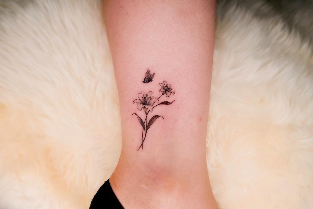 Lily Flower Tattoo Fuß Design