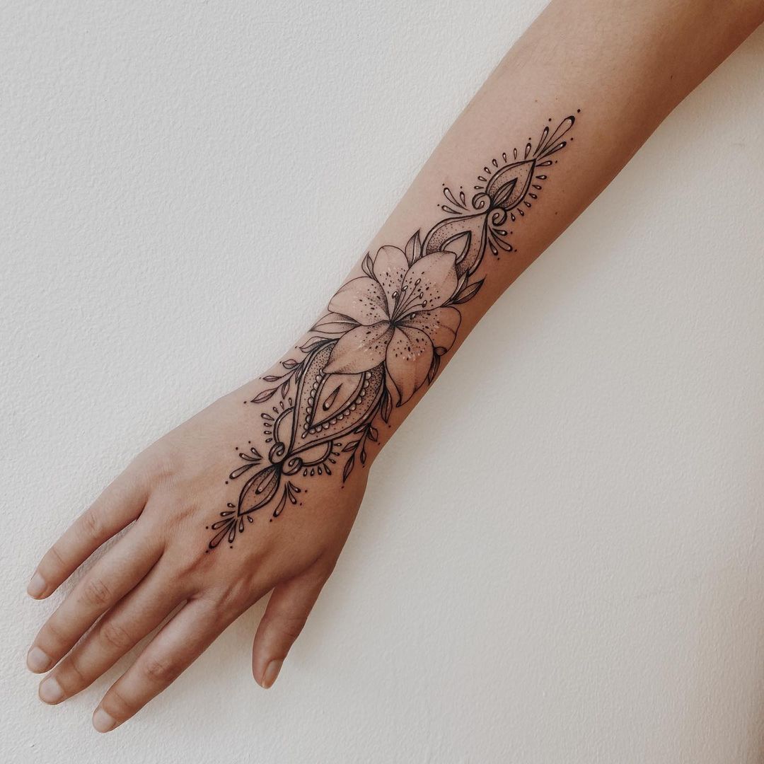 Lilie Tattoo über Arm