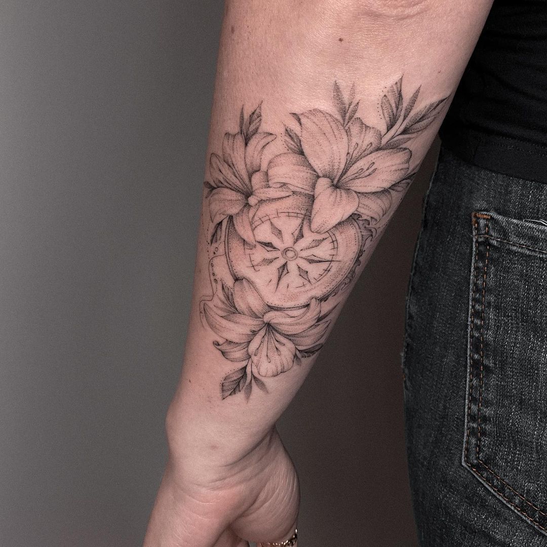 Tatuaje de un lirio en el brazo