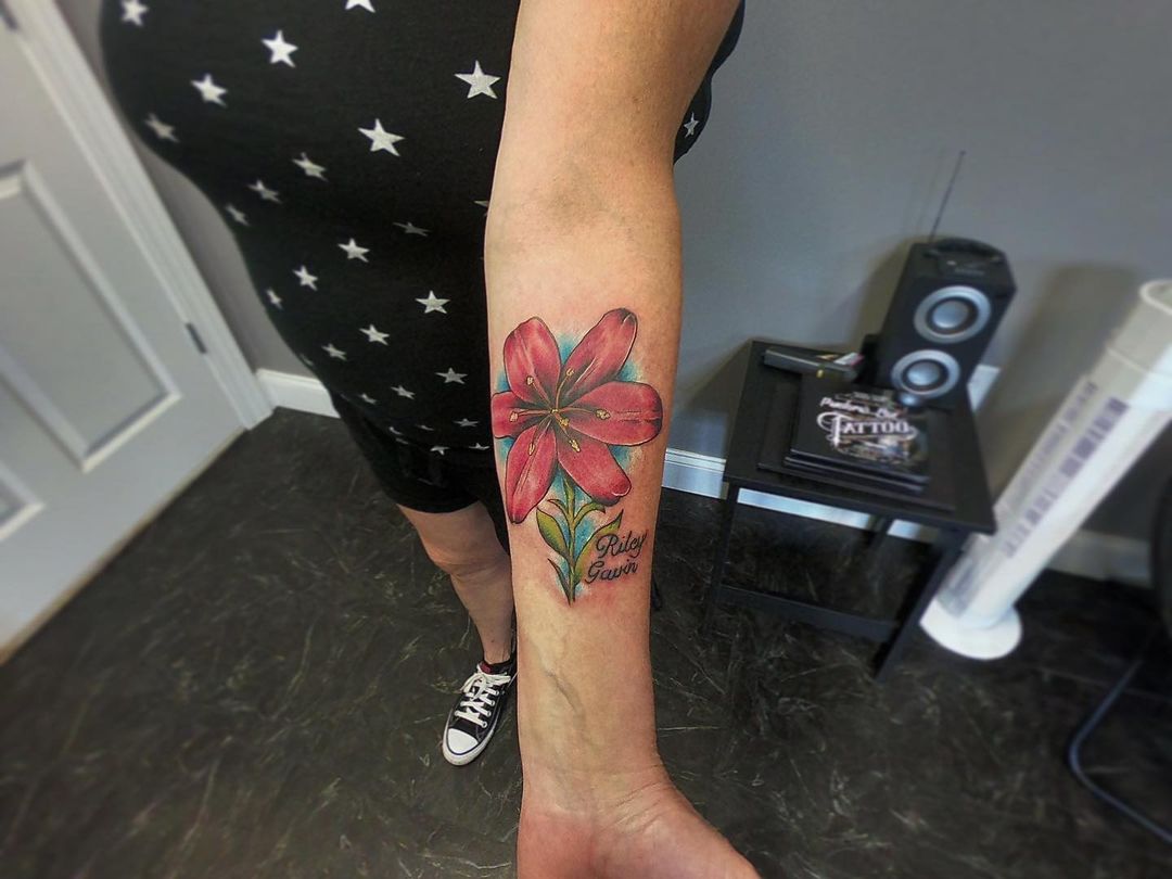 Lilie Tattoo über Arm