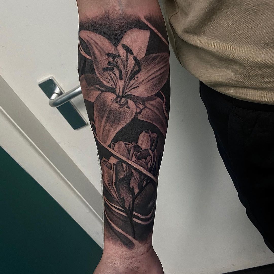 Tatuaje de un lirio en el brazo