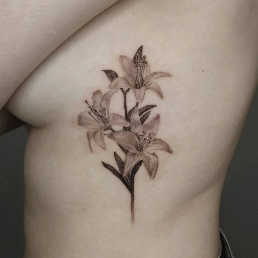 Lily Tattoo Seite Titte