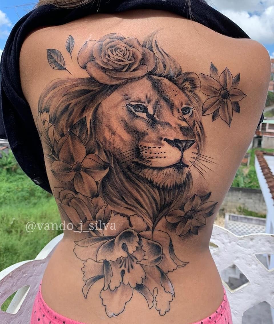 Tatuaje de león León de espalda con pelo abundante