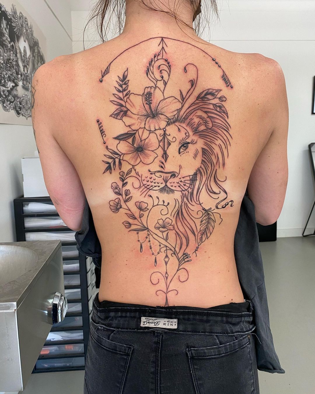 Tatuaje de un león en la espalda
