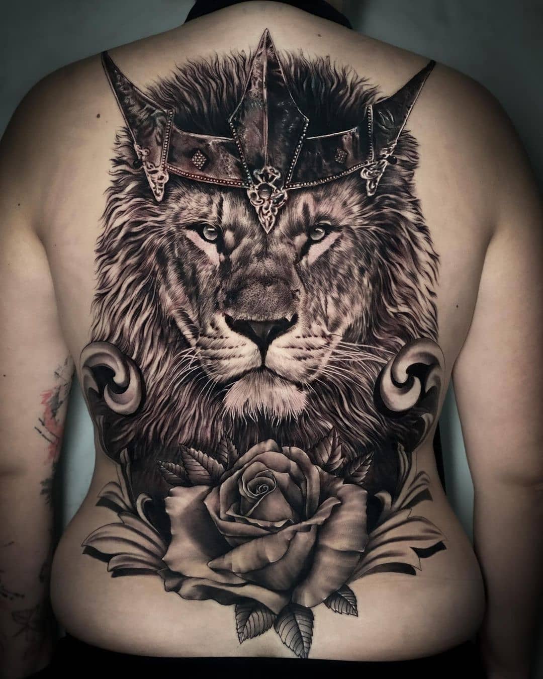 Tatuaje de león Vuelve el rey del mundo