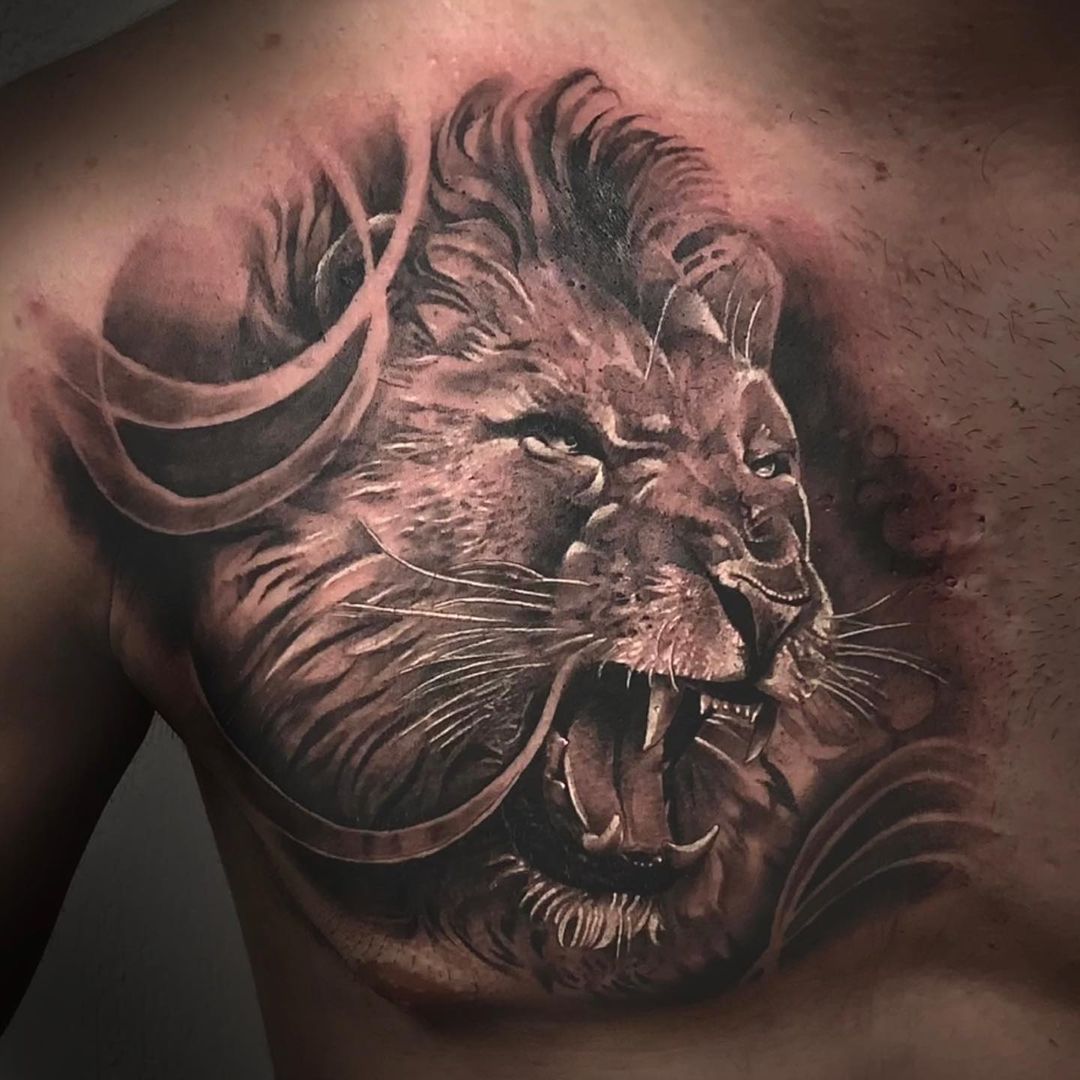 Tatuaje de león en el pecho