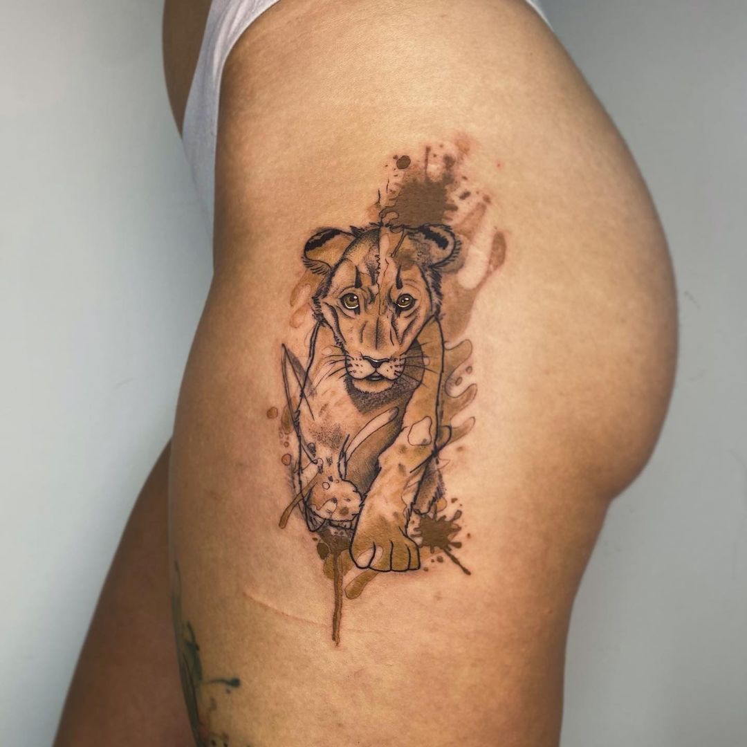 Tatuaje de un león en el muslo
