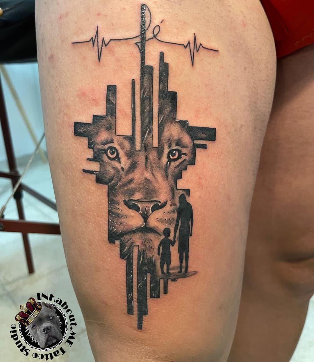 Tatuaje de león muslo hombre niño