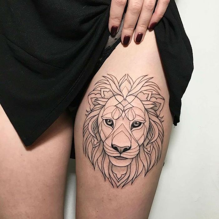 Tatuaje de león en el muslo