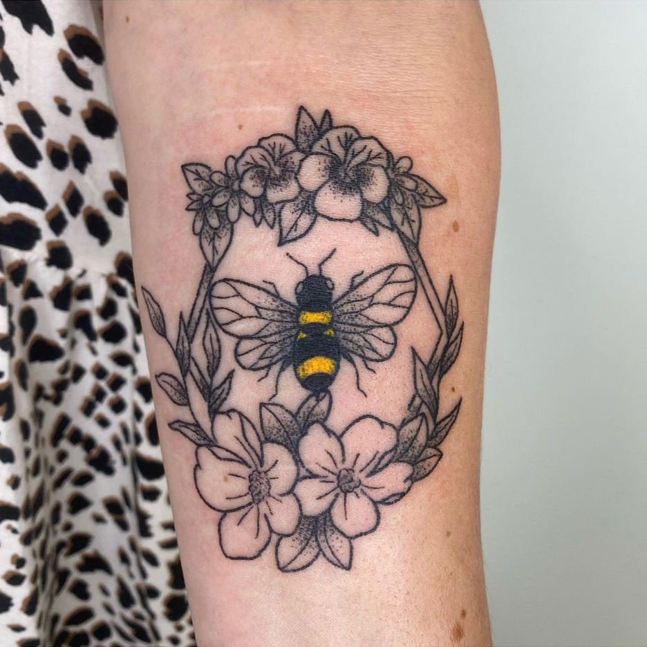 Tatuaje de abeja de Manchester
