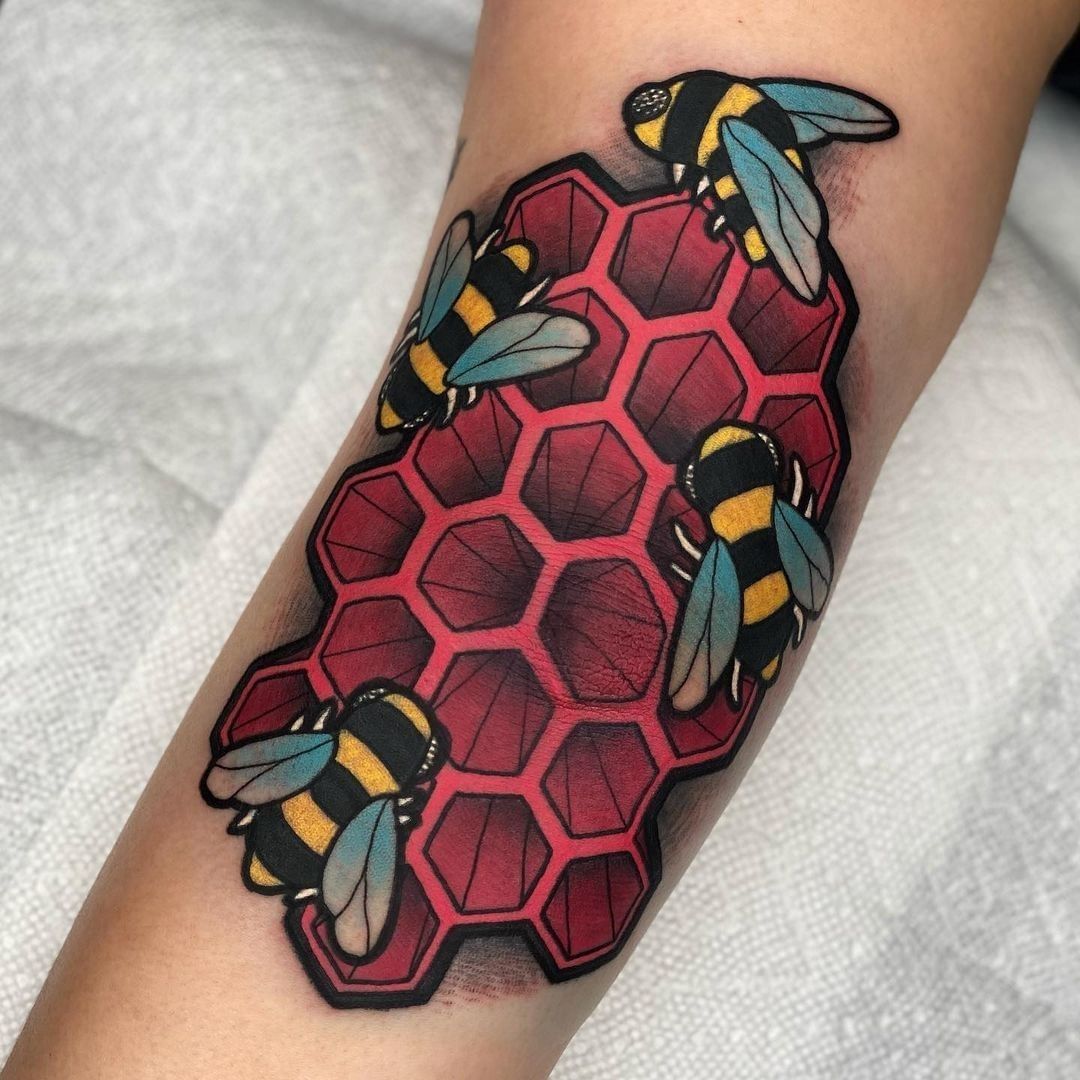 Tatuaje múltiple de abejas