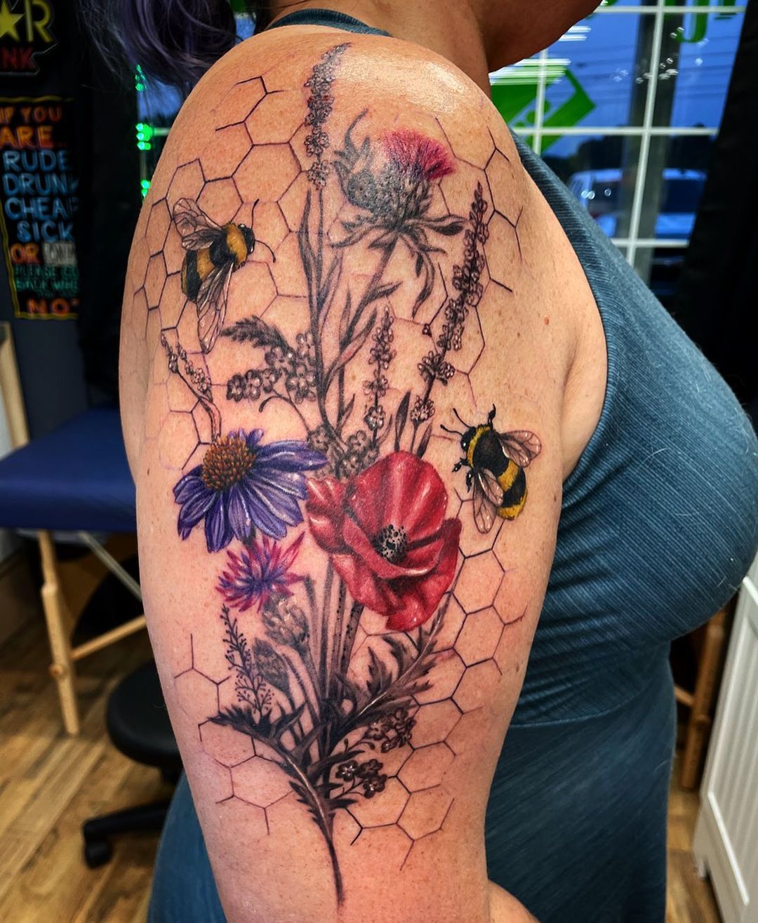Tatuaje múltiple de abejas