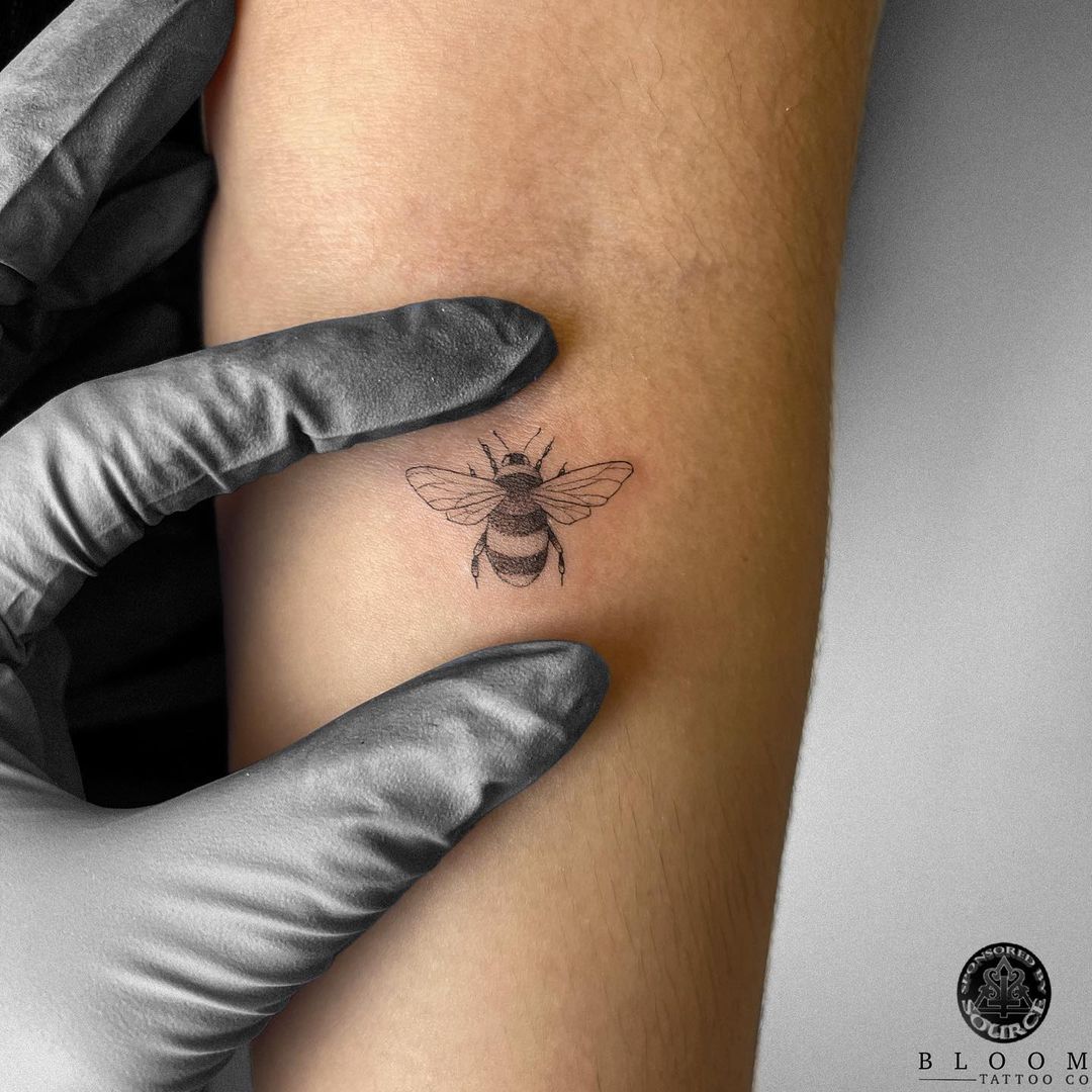 Pequeño tatuaje de abeja
