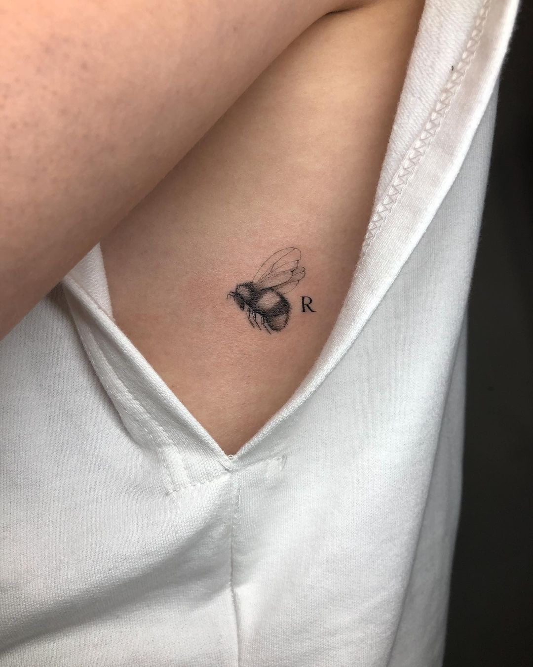 Pequeño tatuaje de abeja