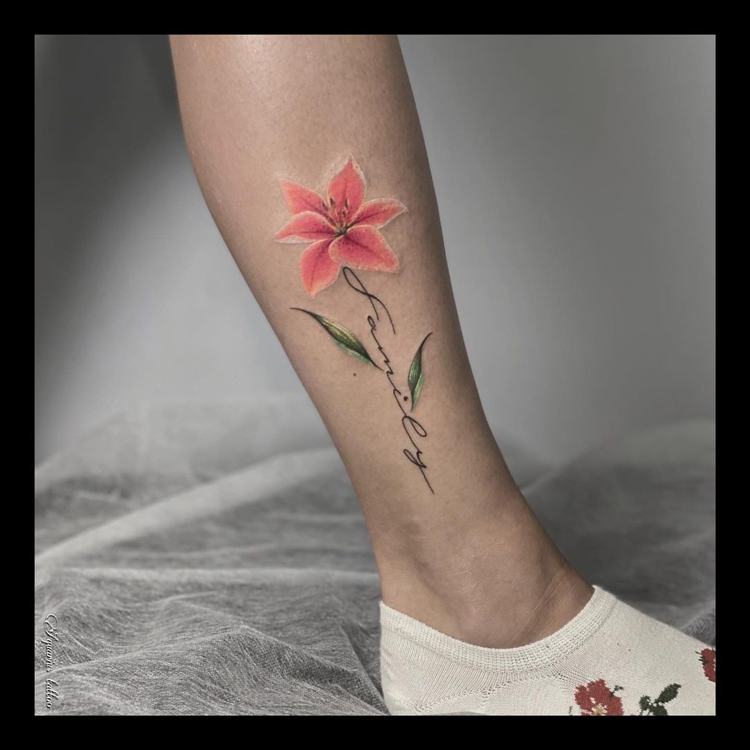 Kleine Lilie Tattoo mit Bär Tinte