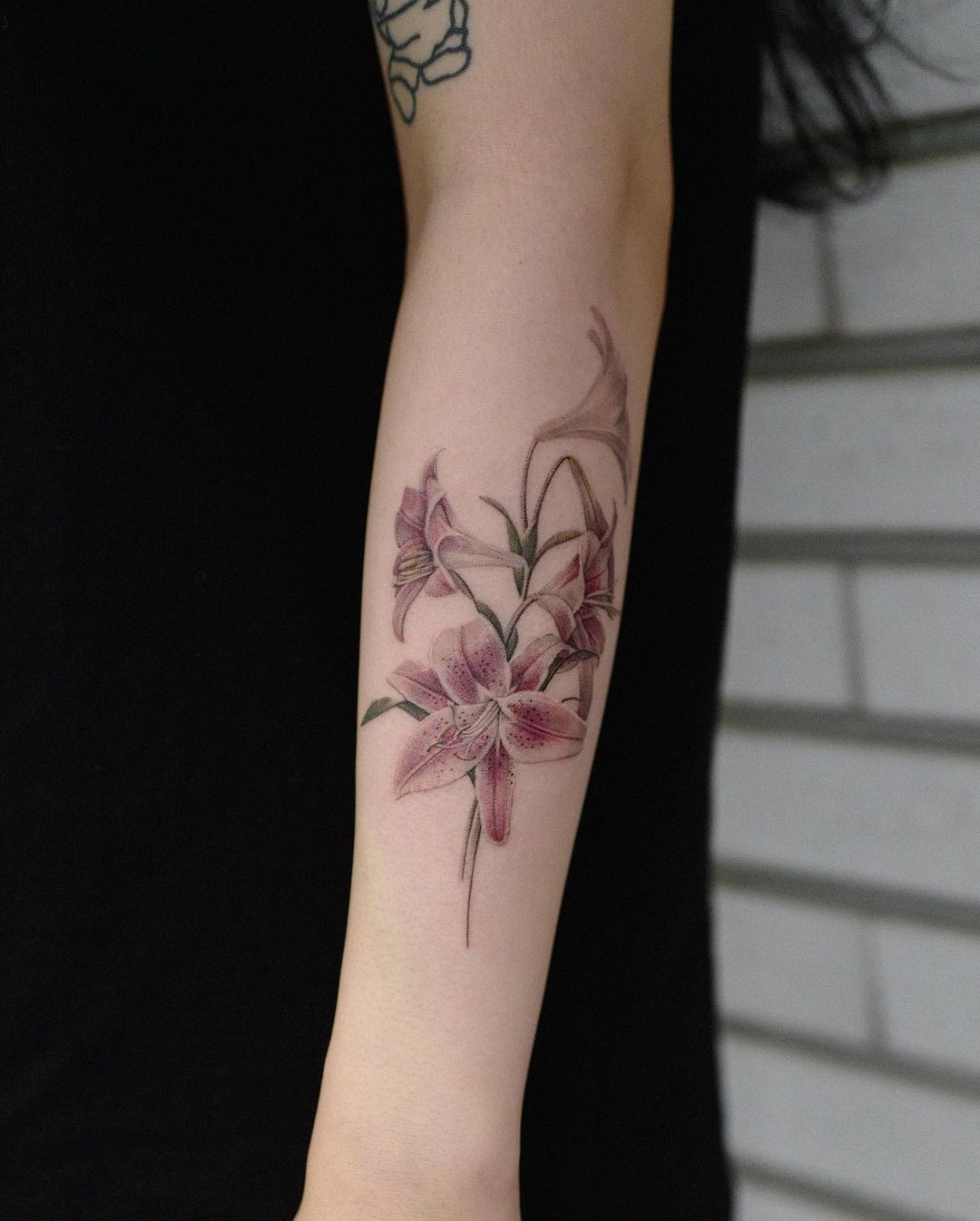 Tatuaje de lirio rosa en la clavícula
