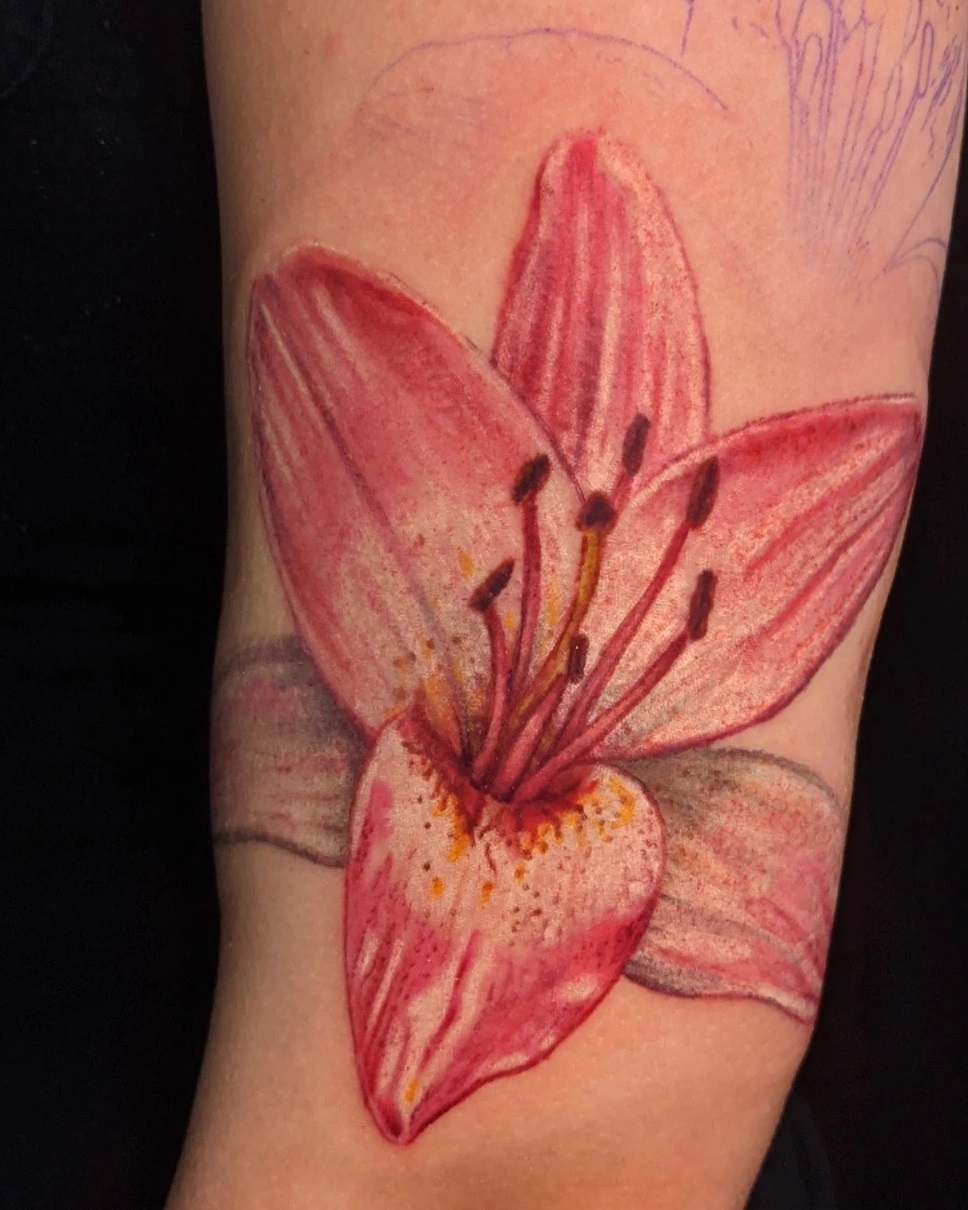 Idea de tatuaje de lirio de colores sobre el brazo