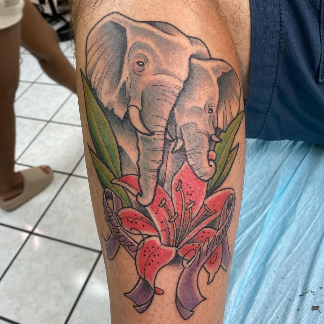 Tatuaje de lirio con diseño de elefante