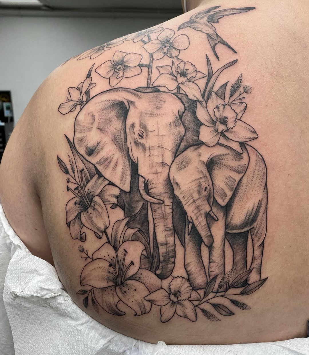 Elefanten-Tattoos auf der Rückseite des oberen Rückens