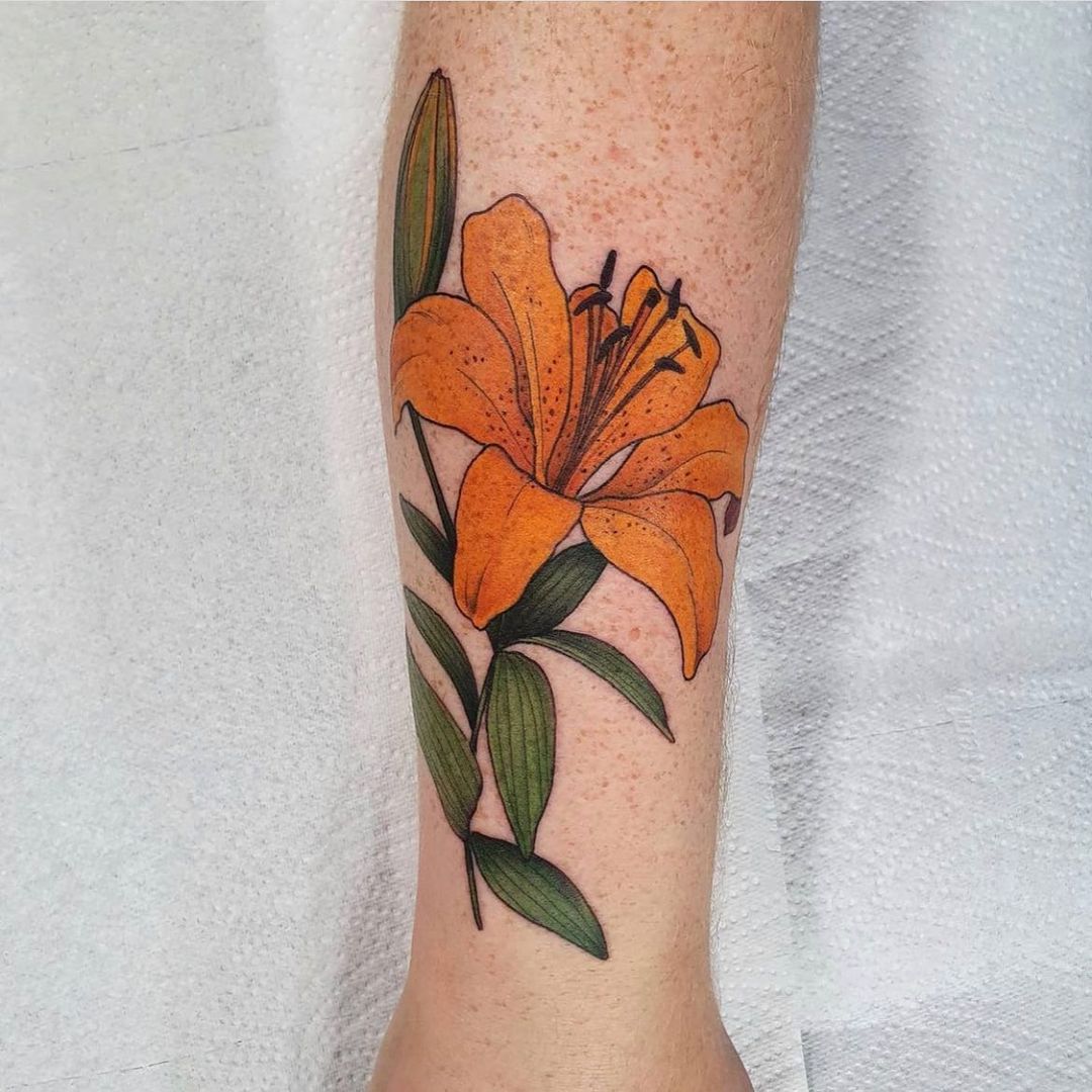 Tatuaje de lirio naranja caliente