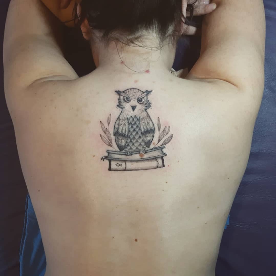 Tatuaje de búho en la espalda superior