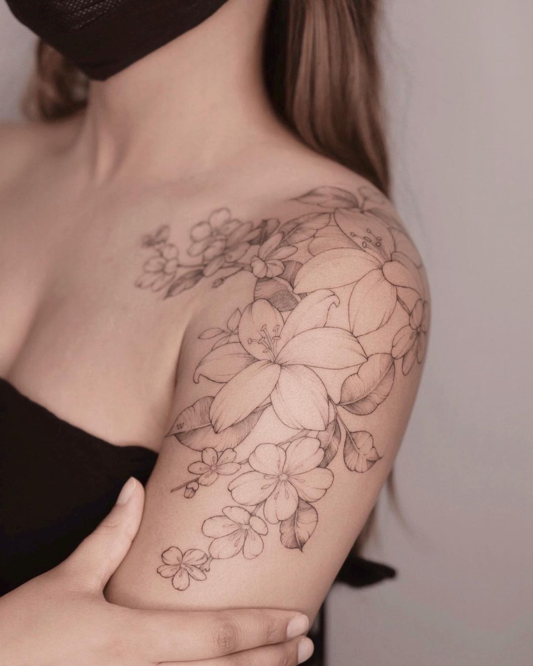 Ideas de tatuajes de lirios gigantes en el hombro