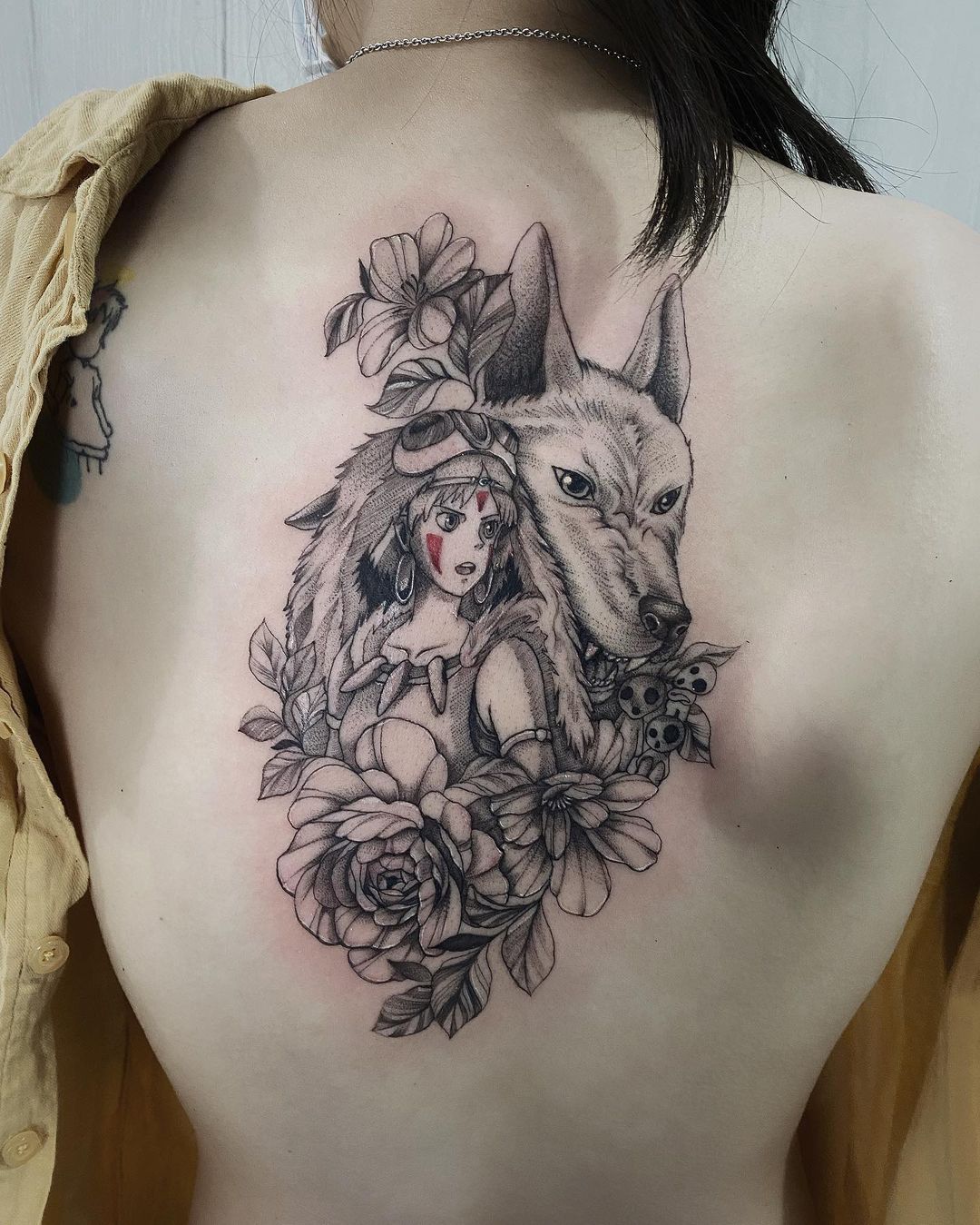 Tatuaje de lobo en la parte superior de la espalda