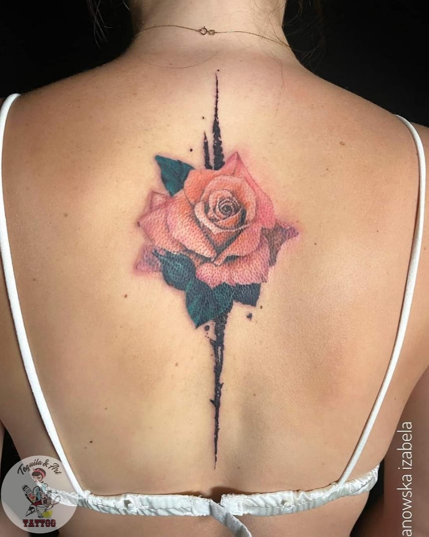 Tatuaje de una flor en la parte superior de la espalda
