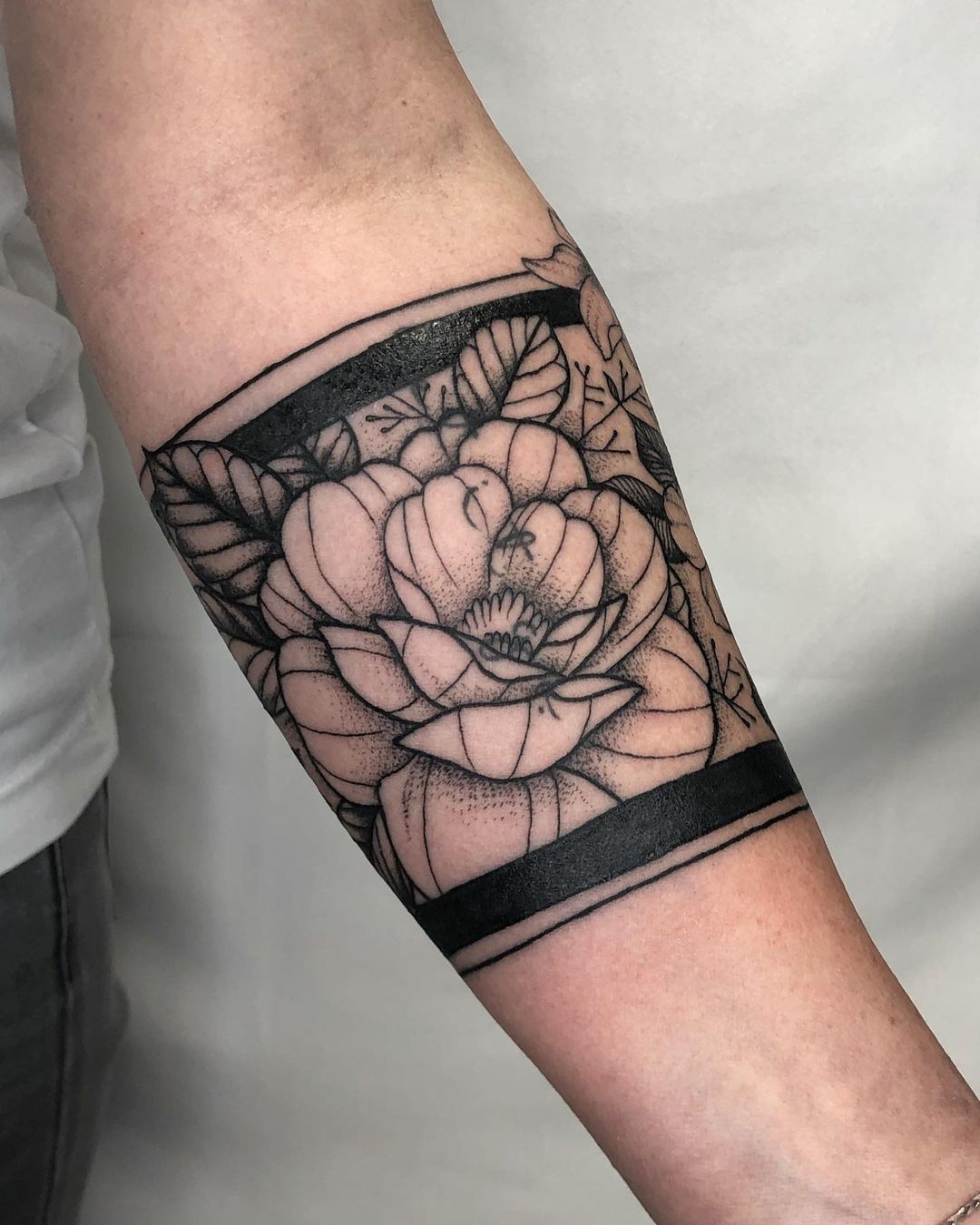 Schwarzes-Armband-Tattoo-mit-Blumen