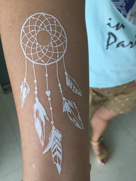 Tatuajes de tinta blanca en pieles oscuras heroico tatuaje Dreamcatcher 1