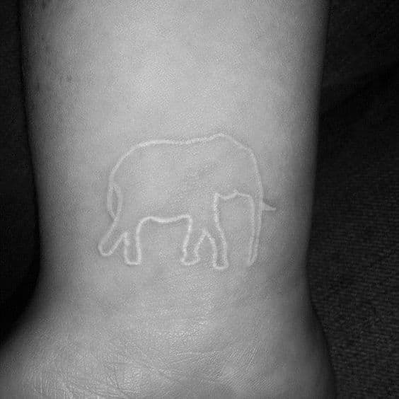 Weiße Tinte Tattoos auf dunkler Haut Held Tattoo Elefant 3