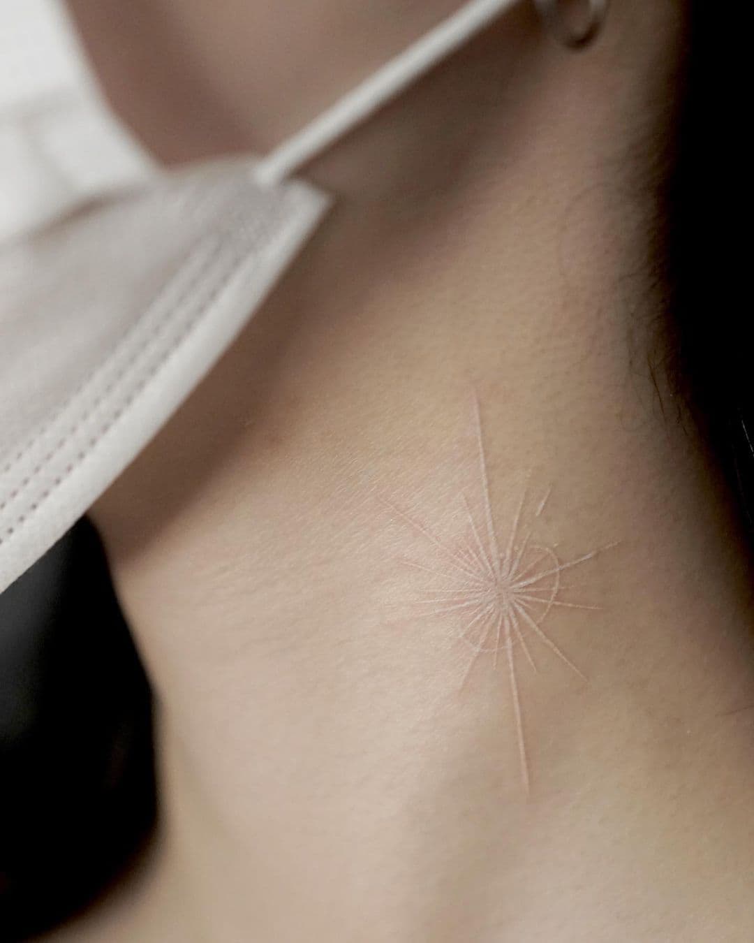 Tatuajes de tinta blanca en pieles oscuras tatuaje de héroe geométrico 5