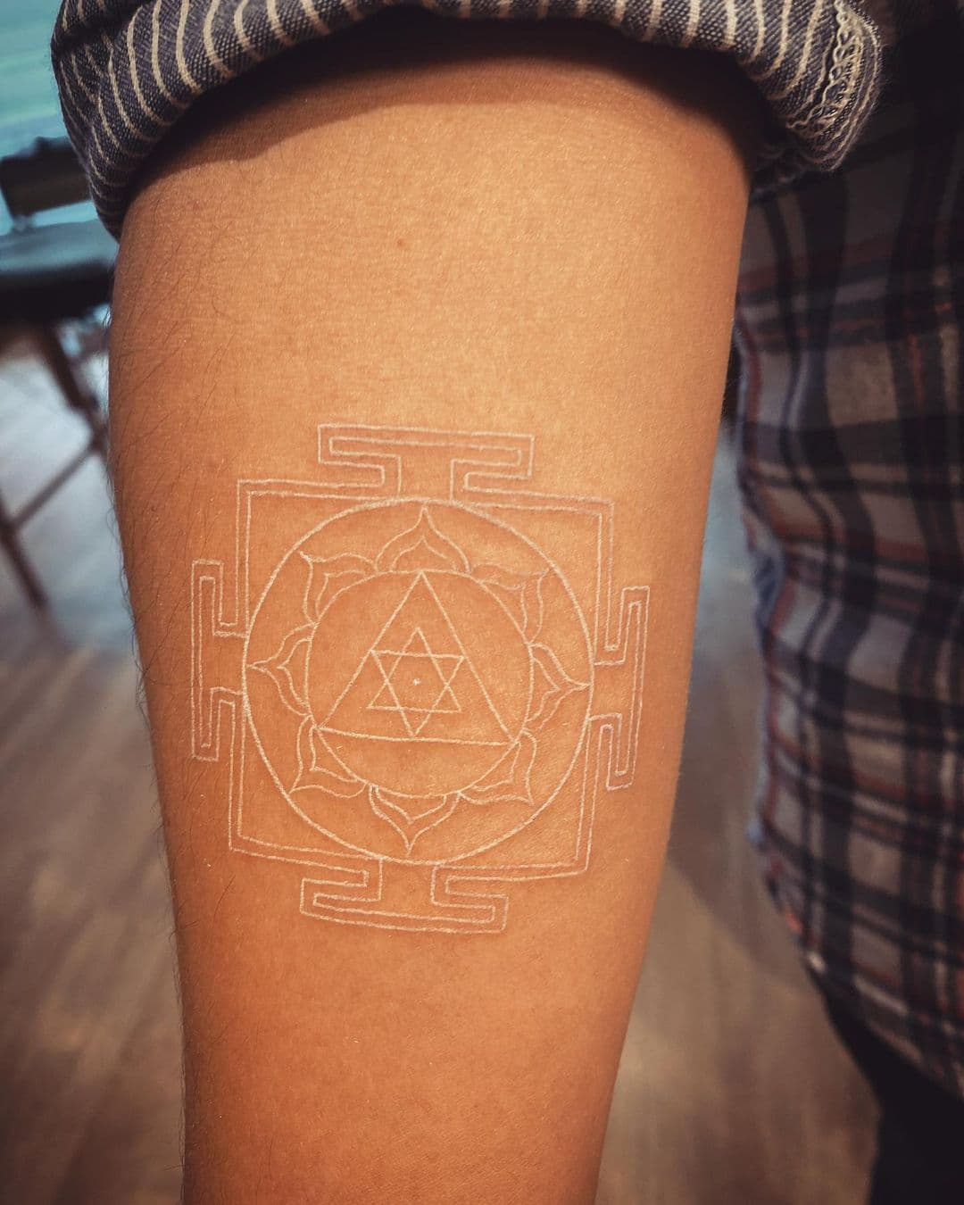 Tatuajes de tinta blanca en pieles oscuras tatuaje de héroe geométrico 6
