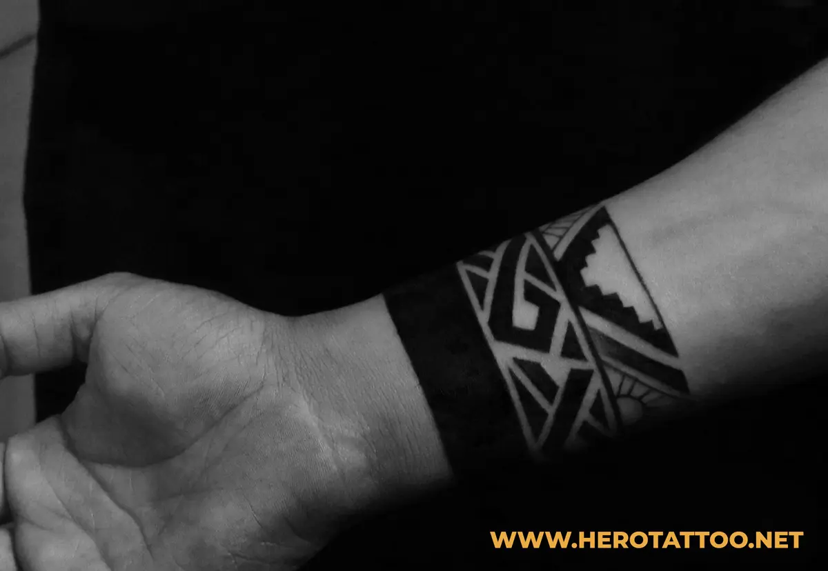 Was bedeuten Solid Black Armband Tattoos