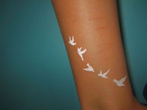 Tatuajes de tinta blanca en pieles oscuras Hero tattoo Birds 3