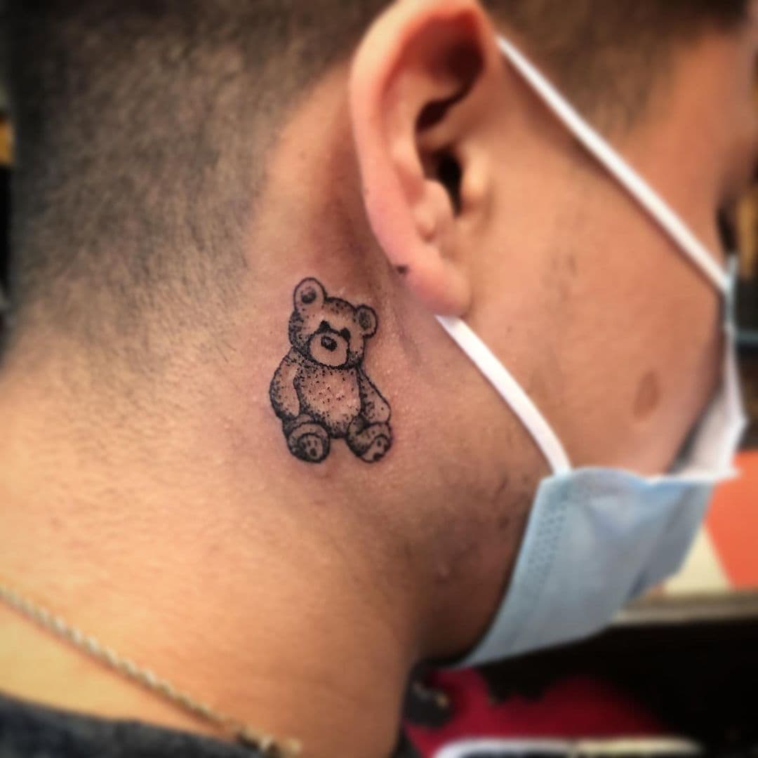 El oso detrás del tatuaje del héroe